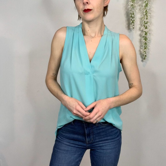 NWOT VINCE CAMUTO sleeveless v-neck blouse high low hem - Picture 11 of 11